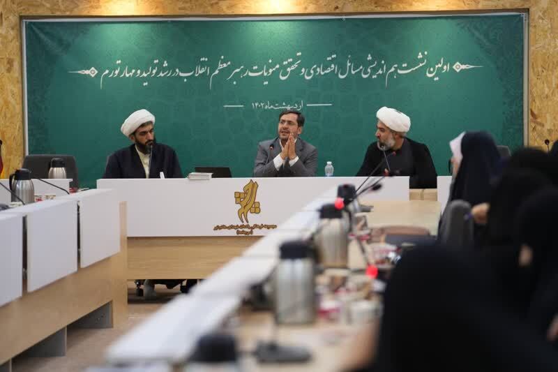 سیاست کشور تحت تاثیر دلاریزه شده اقتصاد /هر اتفاقی می‌افتد نئولیبرال‌ها از نقدینگی گفته و به دنبال افزایش قیمت بنزین هستند