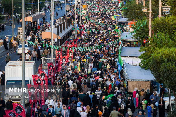 Kilometer-long Ghadir March in the Provinces