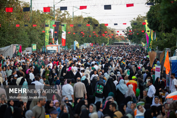 Kilometer-long Ghadir March in the Provinces