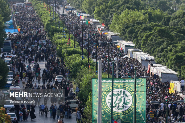 Kilometer-long Ghadir March in the Provinces