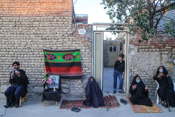 在保持社交距离的情况下举行伊玛目侯赛因（愿他安息）的悼念活动