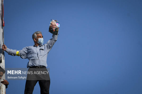 Mass Recitation of “Hello Commander” Anthem at Azadi Stadium in Tehran
