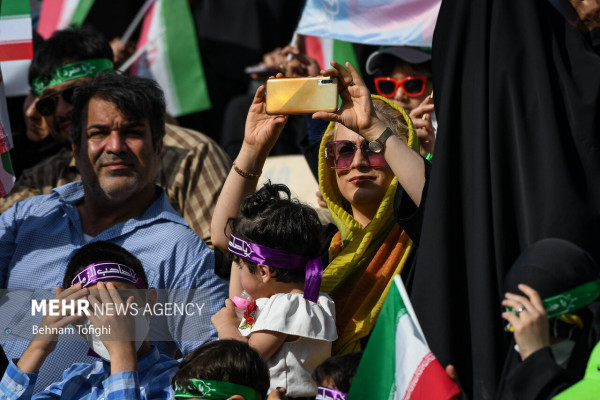 Mass Recitation of “Hello Commander” Anthem at Azadi Stadium in Tehran
