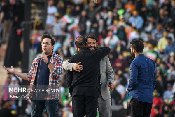 الإنشاد الجماعي لأنشودة «سلام فرمانده» في ملعب آزادي بطهران