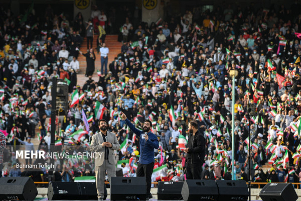 Interpretación masiva del himno “Salam Farmandeh” en el Estadio Azadi de Teherán