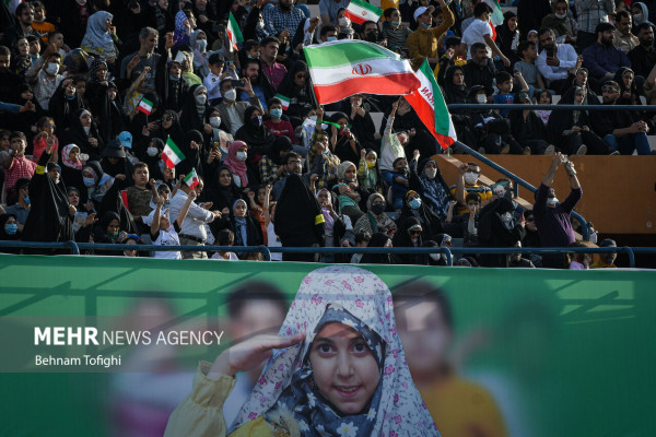 德黑兰自由体育场十万人合唱《萨拉姆，司令》