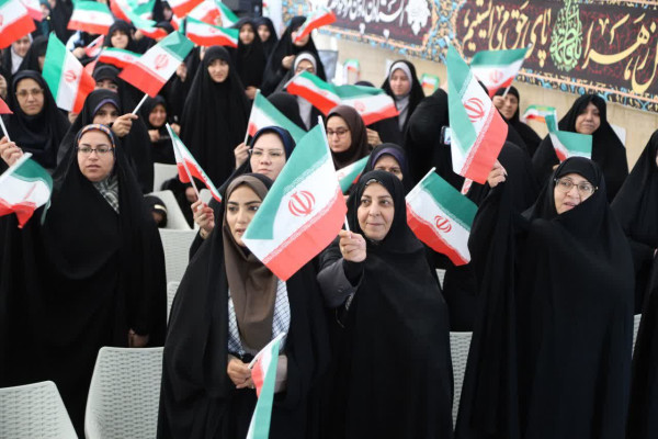 پرچم ایران در دستان مادران؛ حرکتی فرهنگی برای نسل آینده