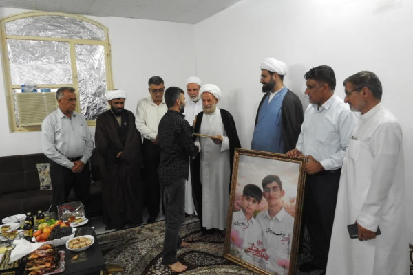 دیدار و تکریم خانواده شهدای دانش‌آموز اهل‌سنت «جنگ رمضان» در لارستان