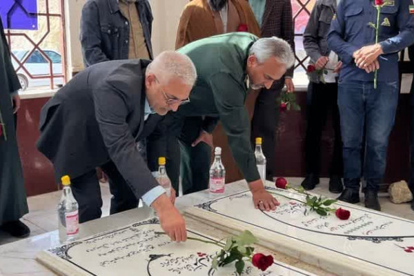 مسئولان شهرستان خواف با حضور در گلزار شهدای گمنام، با آرمان‌های شهدا تجدید میثاق کردند