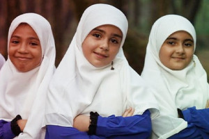 اعزام گروه سرود دخترانه از خوزستان به برنامه تلویزیونی حسنیه معلیبرای اولین بار